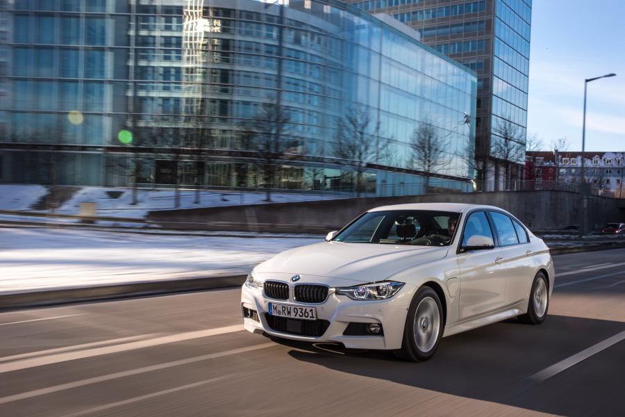  BMW 330e M Sport 2016 года  (фото 22 из 40)